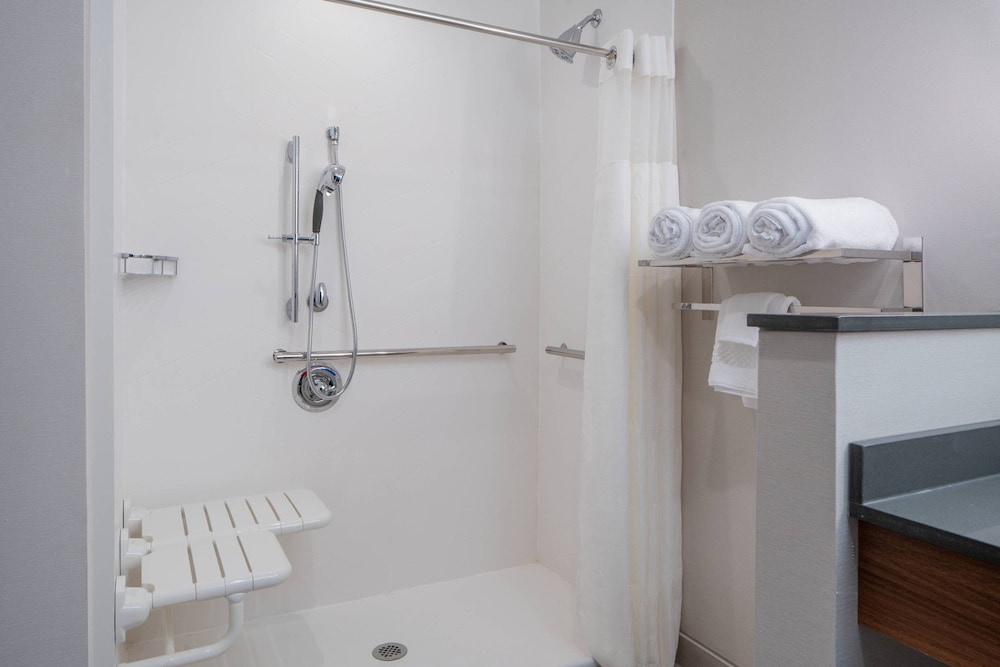 Fairfield Inn & Suites Pensacola Pine Forest 8/33
