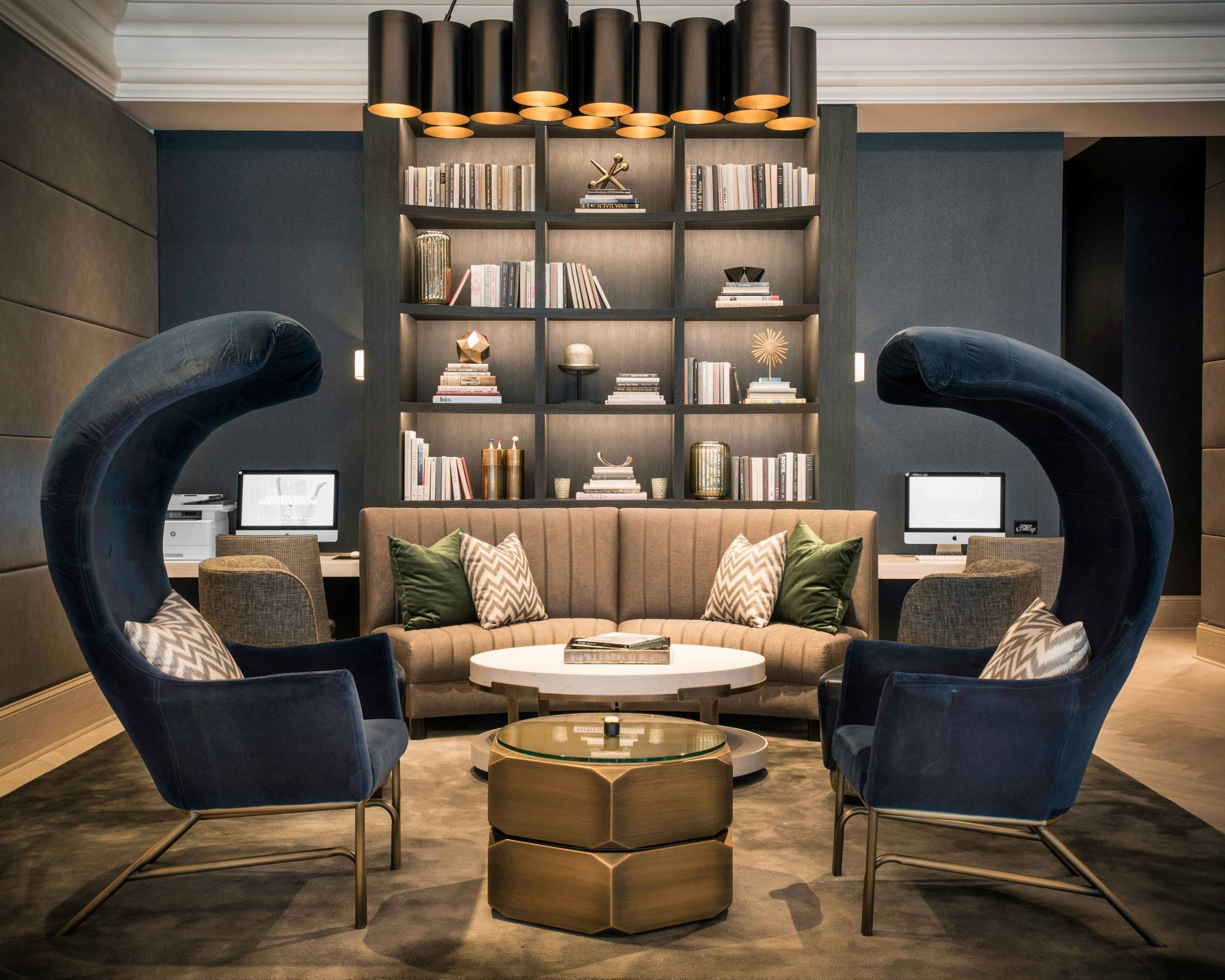 Londonhouse Chicago Curio Collection By Hilton 22/50