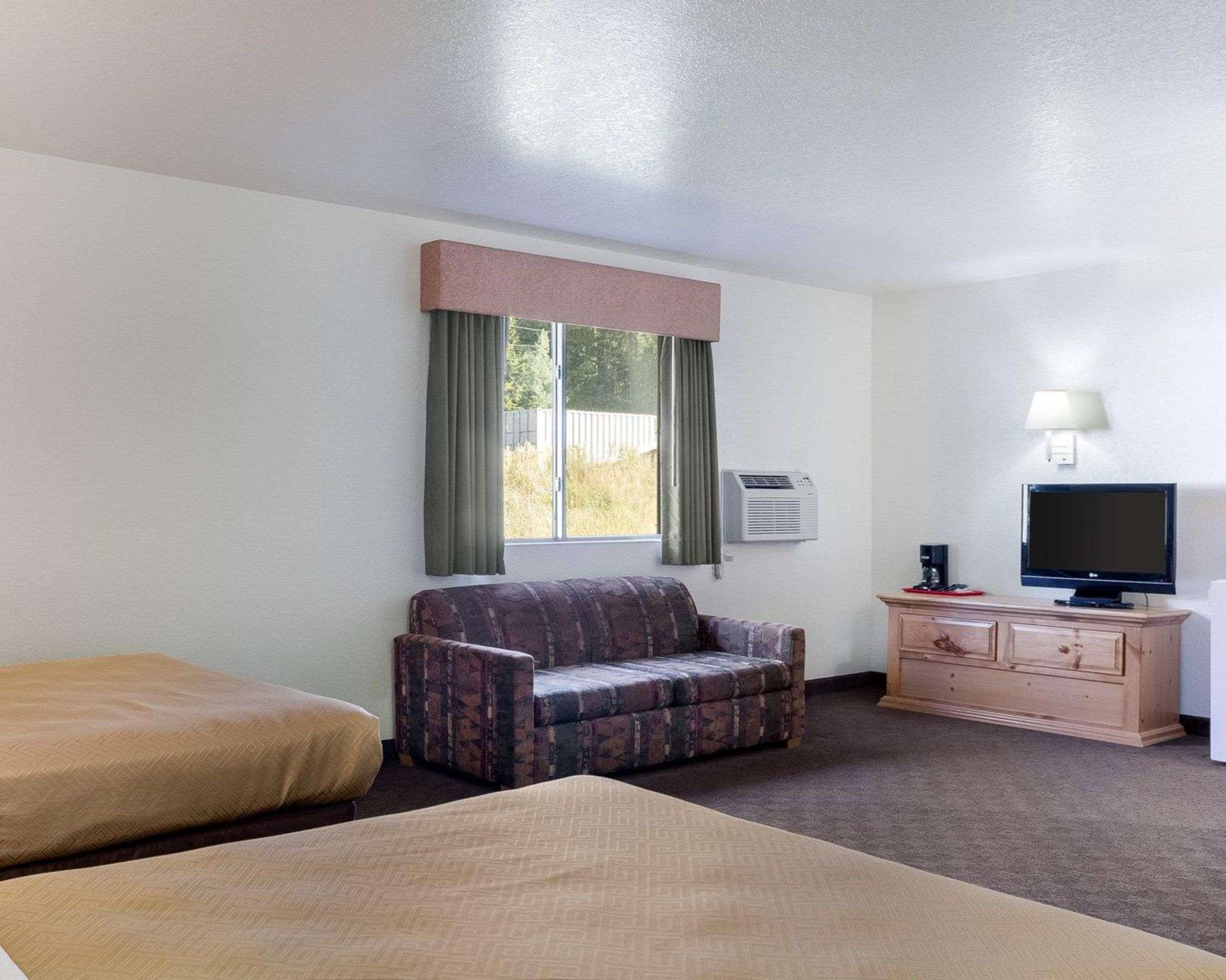 Royal Inn Keystone (ex Econo Lodge Near Mt. Rushmore Memorial) 14/20