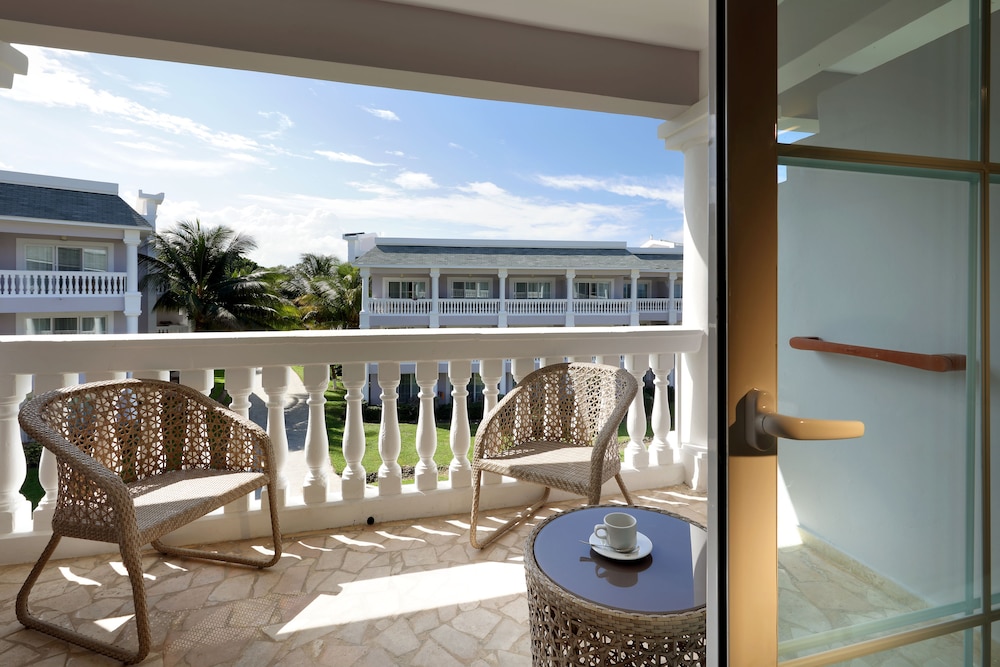 Grand Palladium Lady Hamilton Resort and Spa 3/42