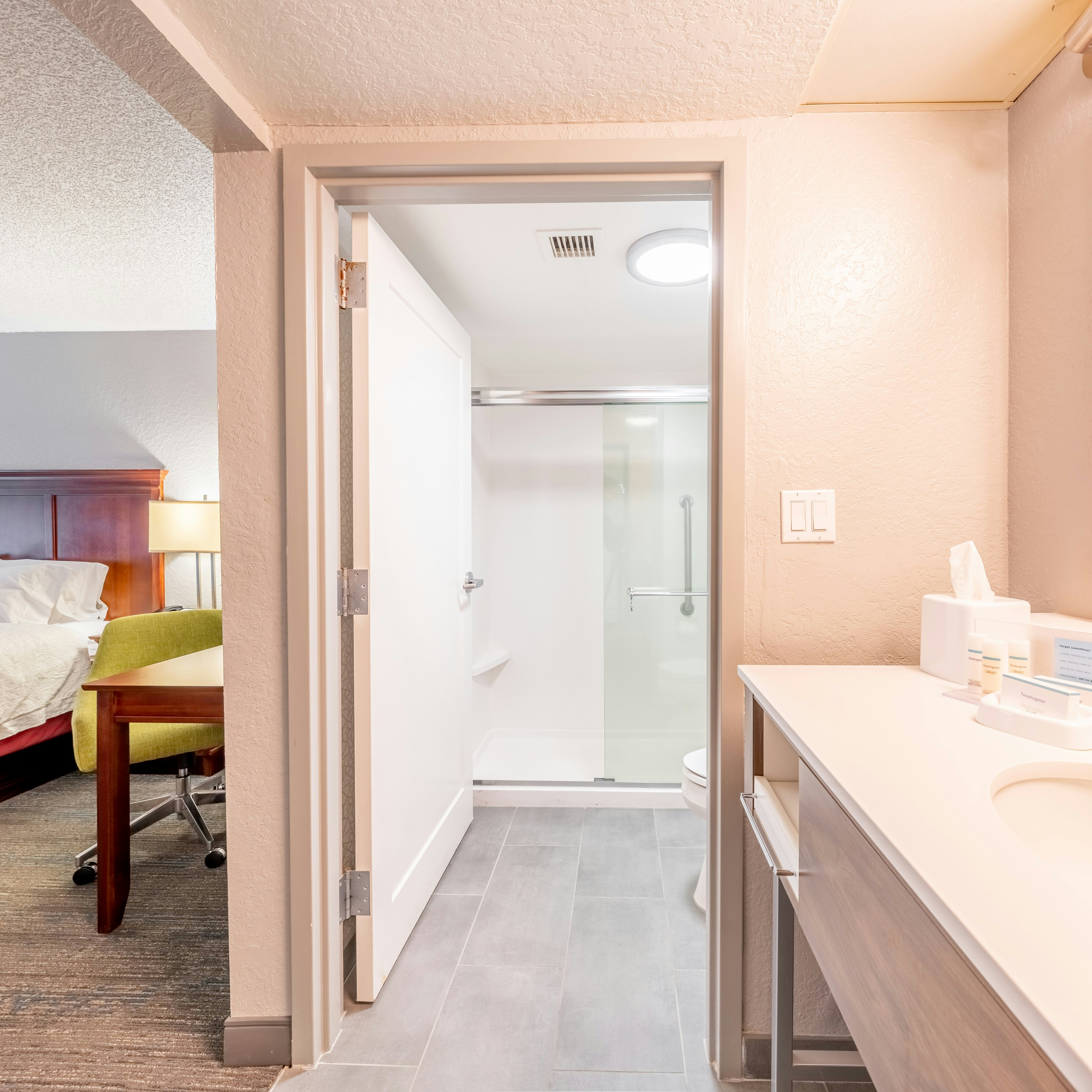 غرفة بسرير كينج، Hampton Inn Gainesville FL 8/8