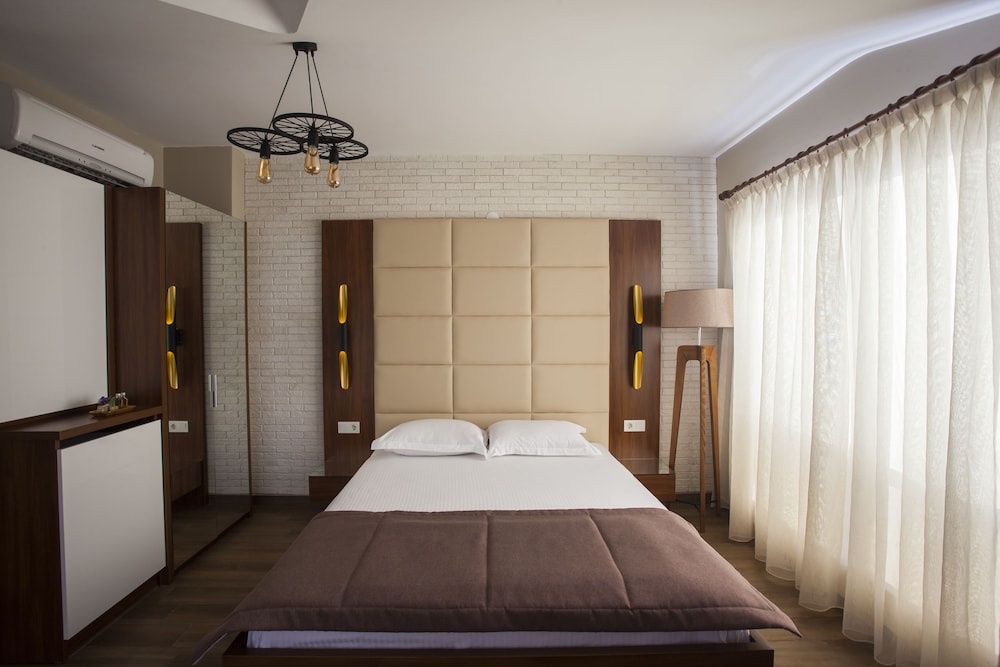 Maxuite Hotel In Home 9/37