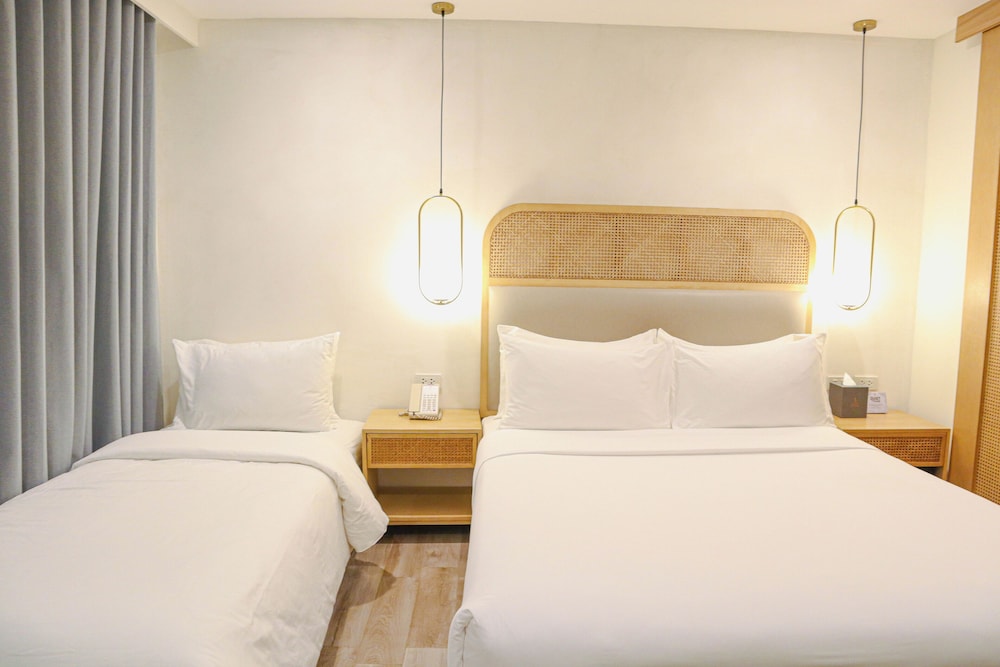 Deluxe, Queen Bed, No Window, Sofa
