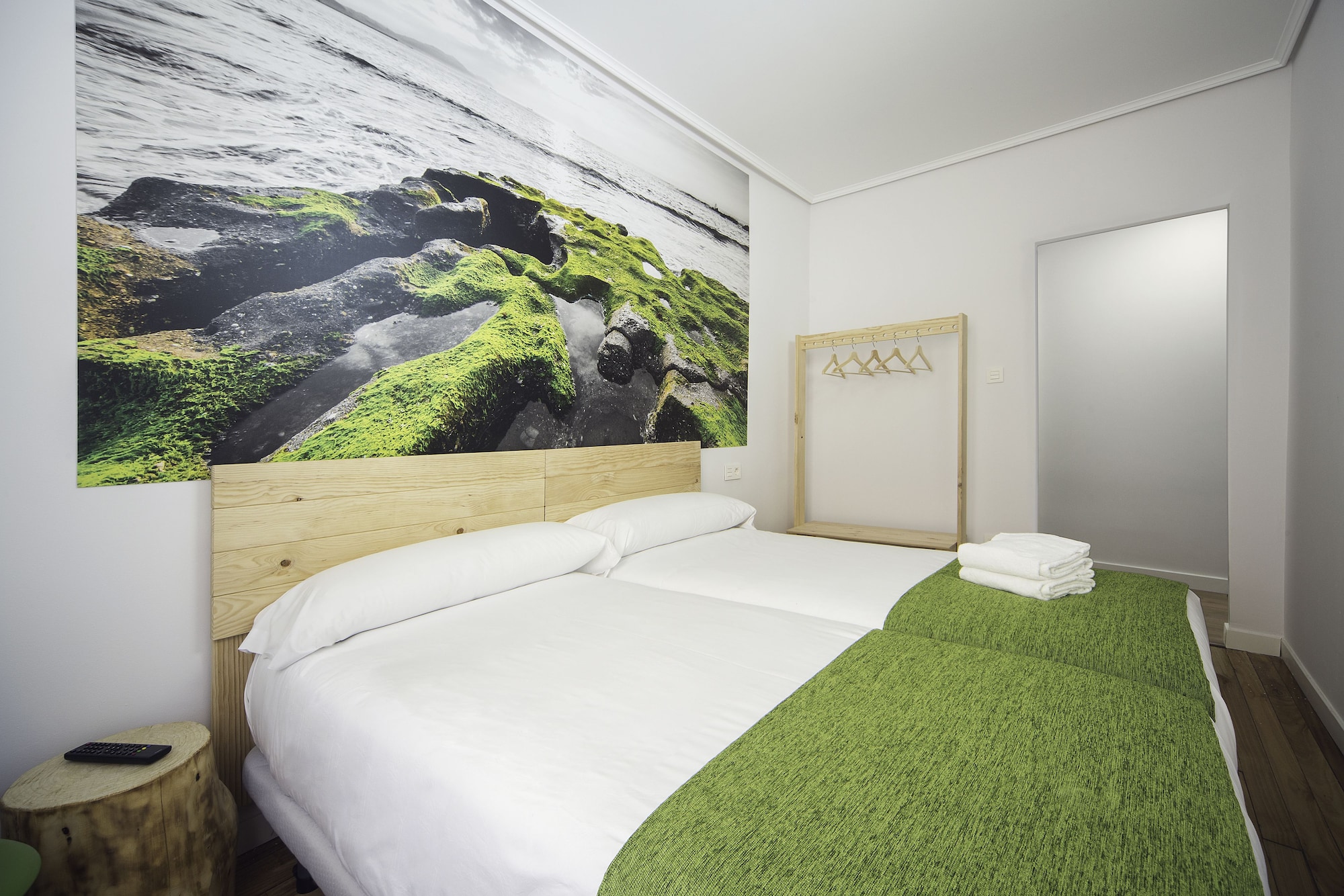 ROOM, TWIN BEDS