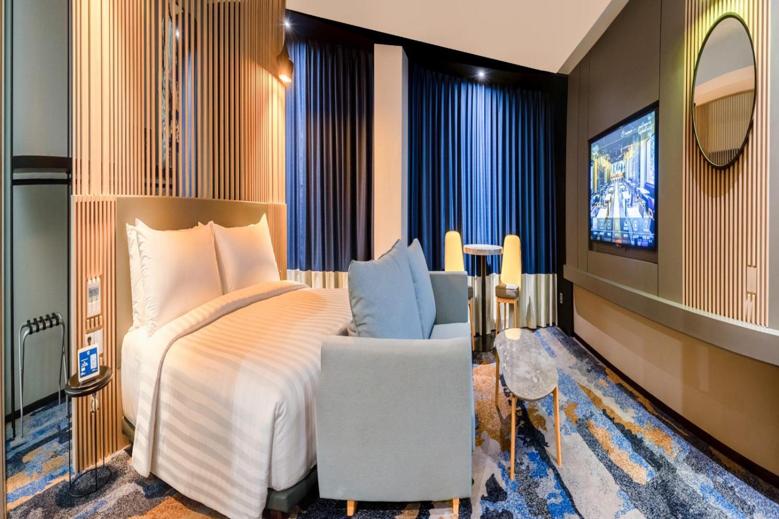 Aston, Suite, King Bed