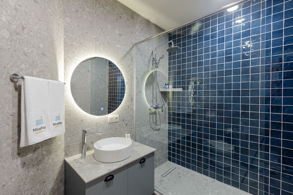 شقة بسرير كينج بغرفة نوم واحدة مع أريكة، MiraMar Luxury Residences 3/3