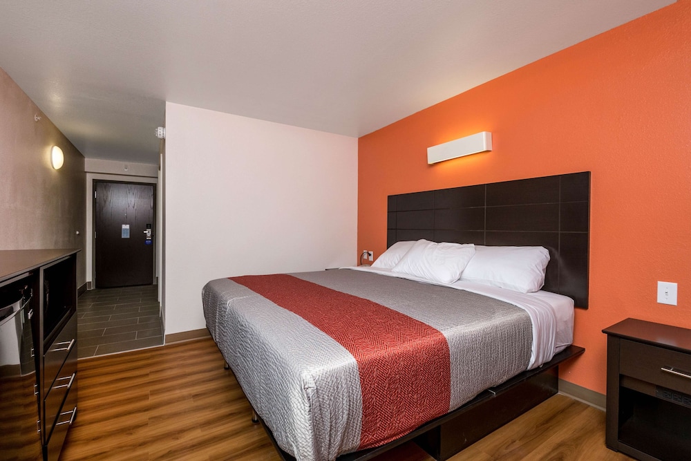 Motel6 Peoria, IL 30/66