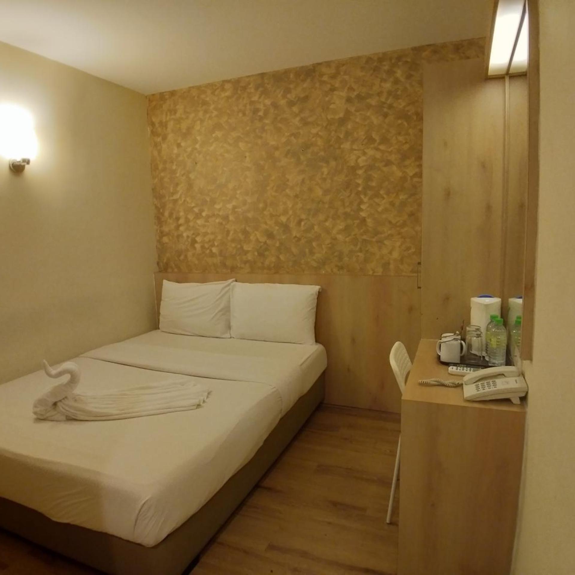 Superior, Queen Bed, No Window