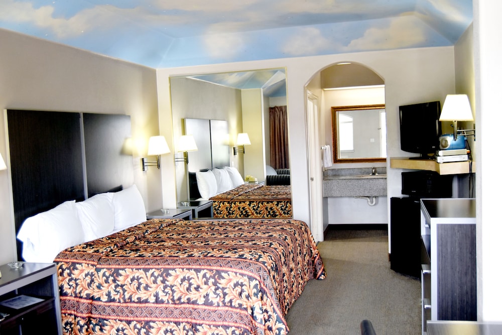 Camelot Inn &amp; Suites Highway 290/NW Freeway 32/36