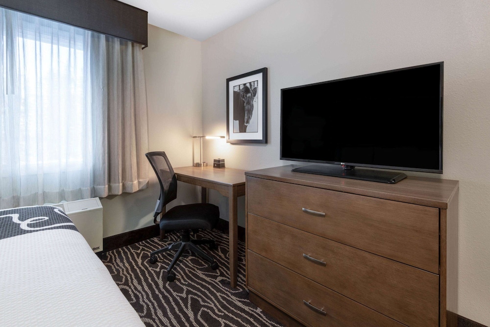 La Quinta Inn & Suites by Wyndham Fairbanks Airport 48/50