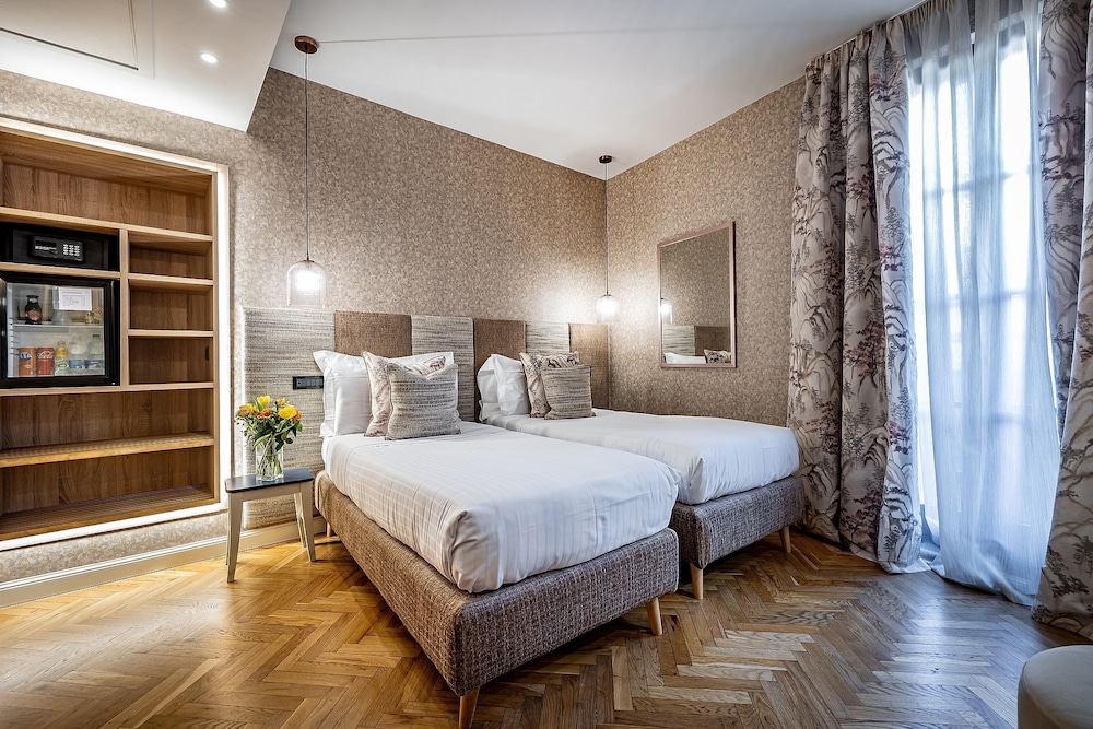 Classic, Double Bed, Partial Duomo View, Balcony