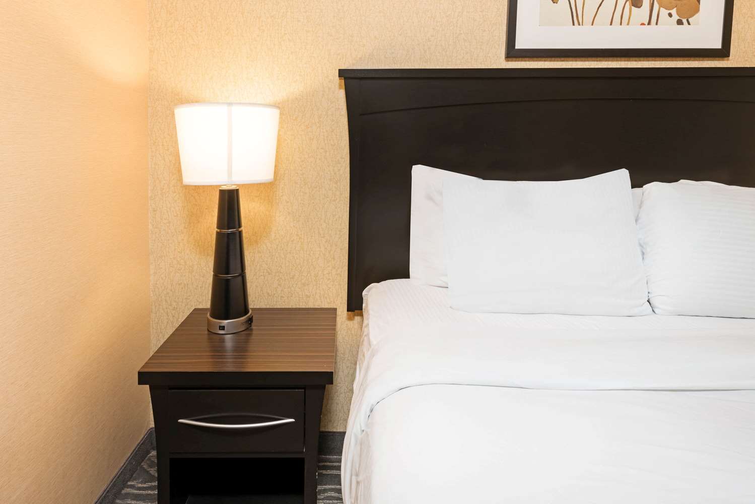 La Quinta Inn & Suites by Wyndham Logan 24/42