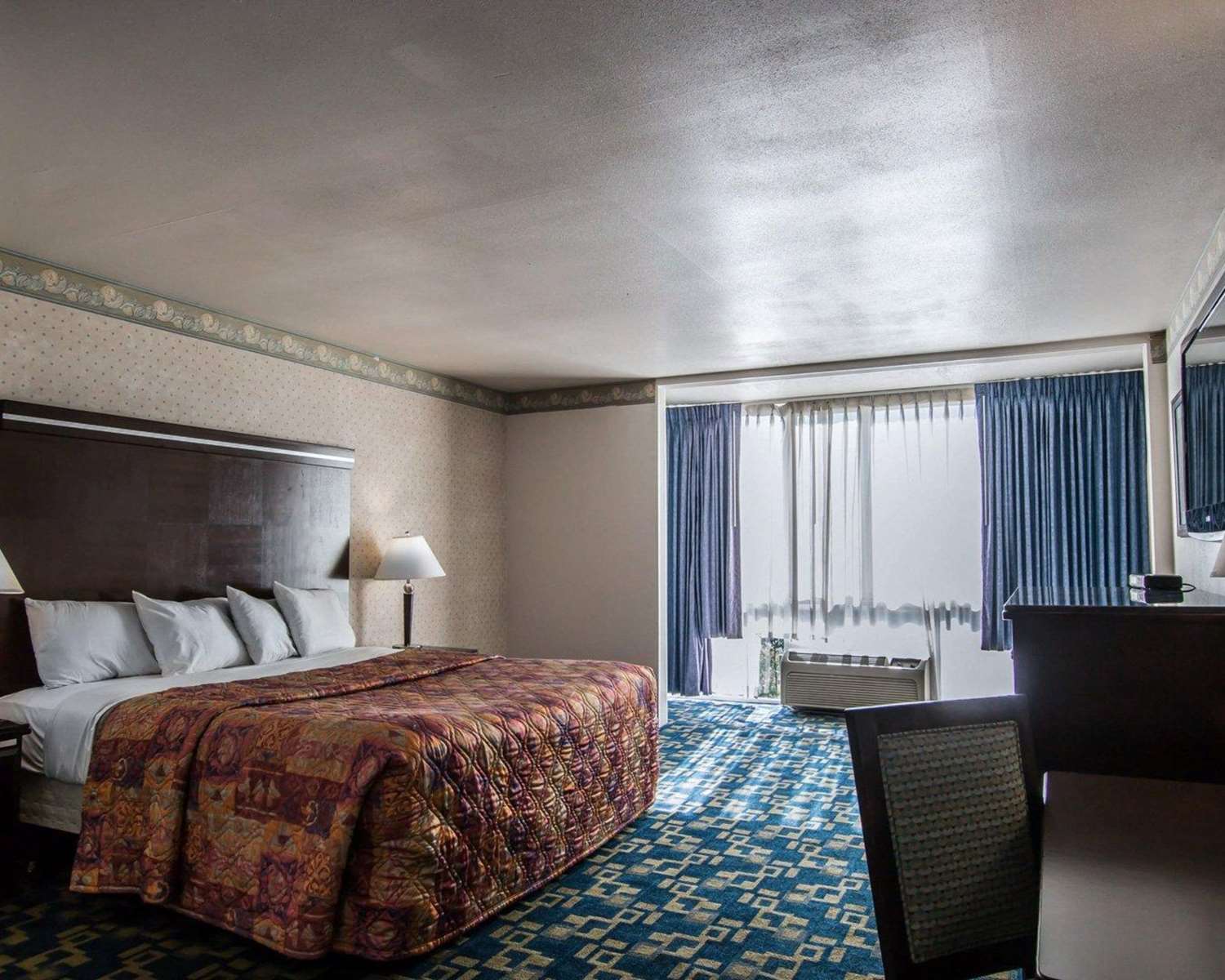 1 King Bed - Non-Smoking, Micfridge