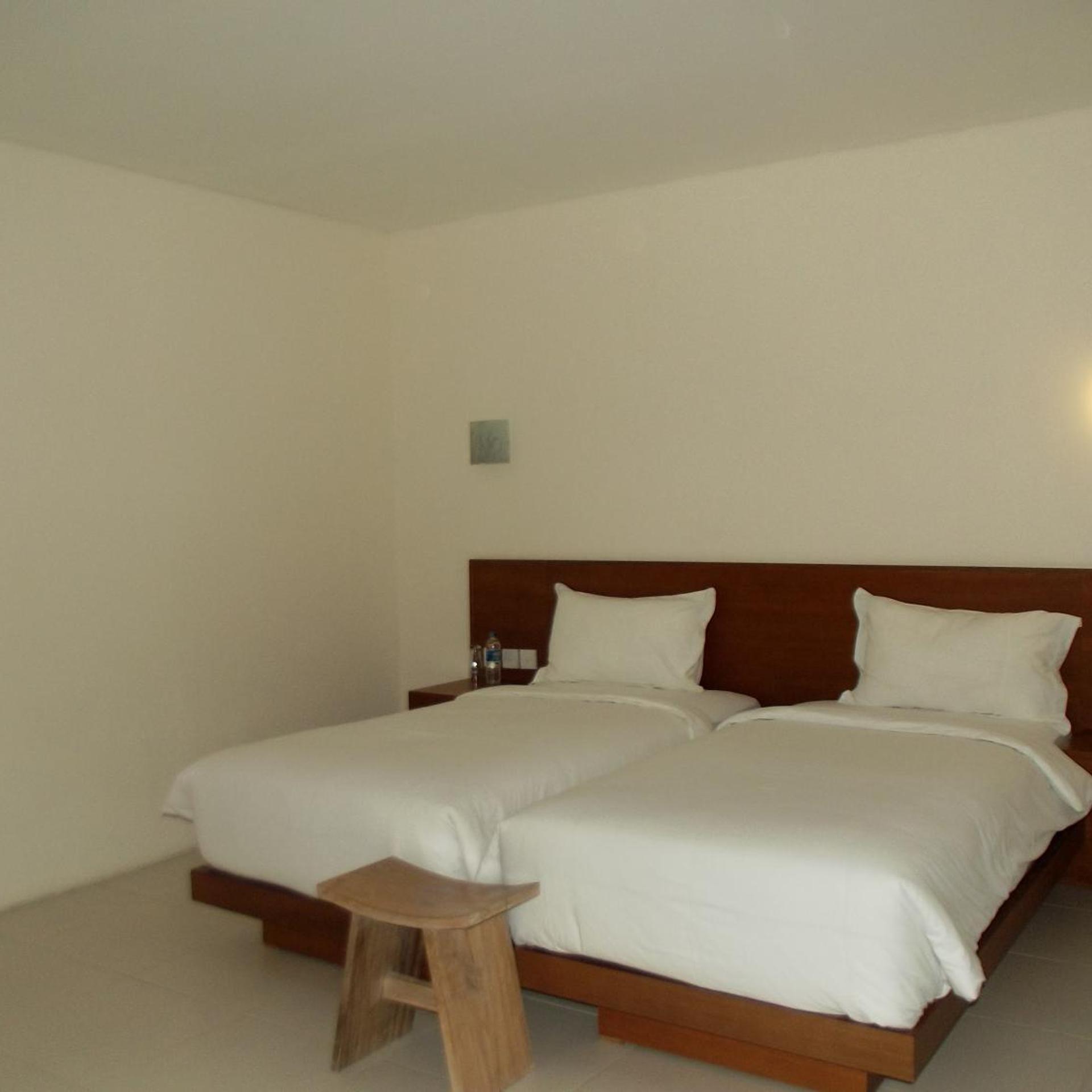 L Bajo Hotel 8/37