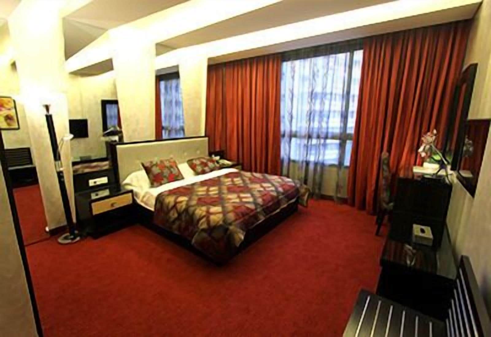 DELUXE SUITE.