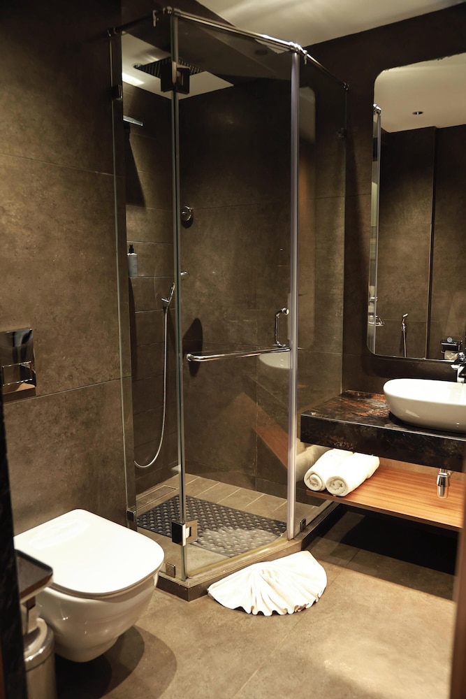 Suite, King Bed, Moyrah By Green Park 6/8