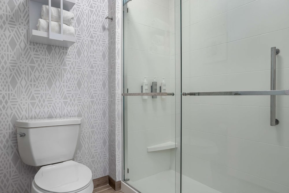 Suite, King Bed, Hampton Inn and Suites Muncie 4/4