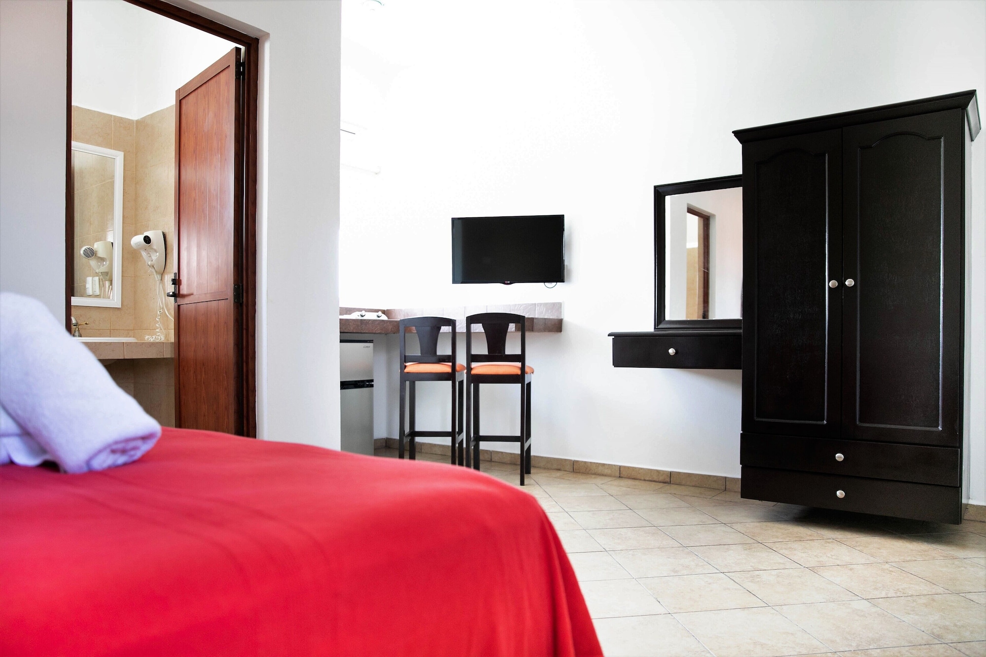 ROOM, DOUBLE BED