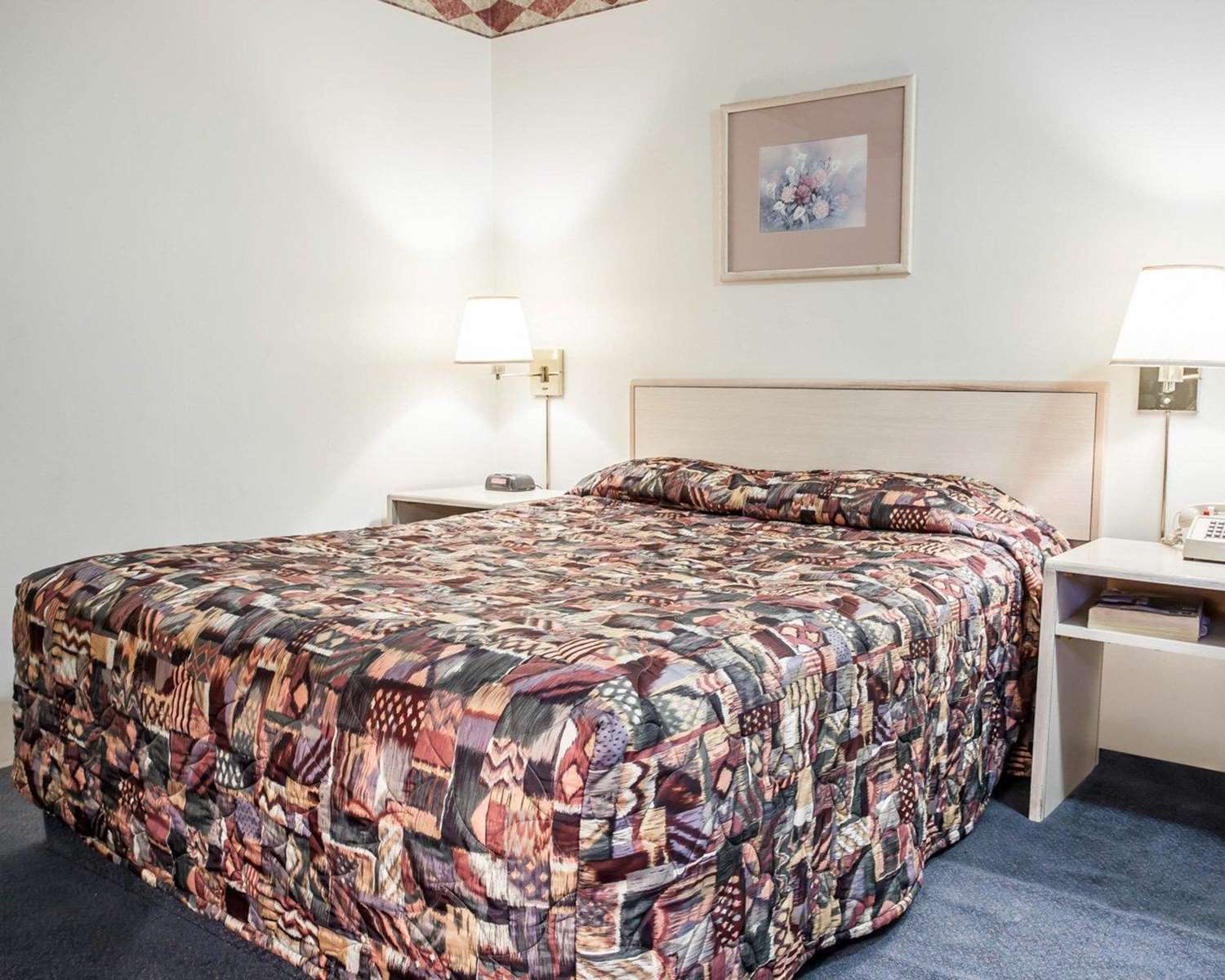 ROOM, QUEEN BED