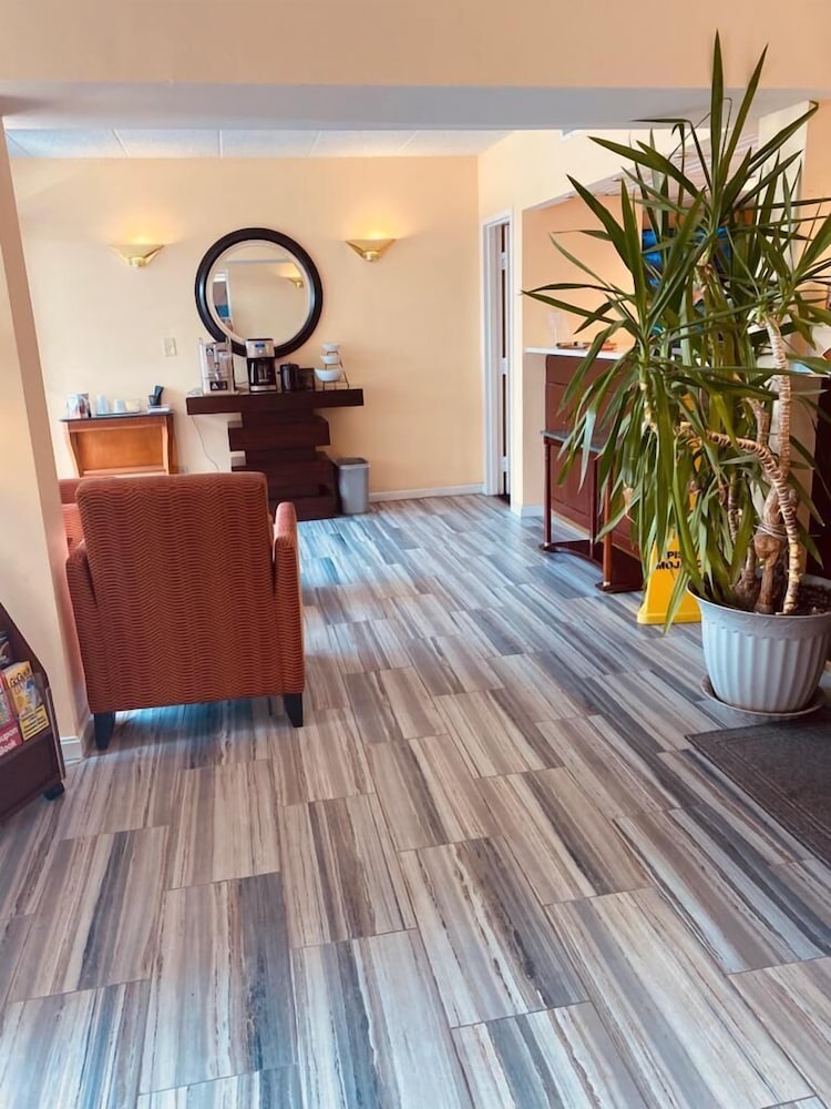 Red Roof PLUS+ & Suites Virginia Beach - Seaside 12/45
