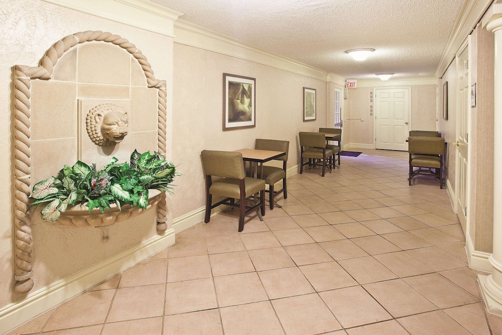 Howard Johnson by Wyndham Columbus Fort Benning 17/26
