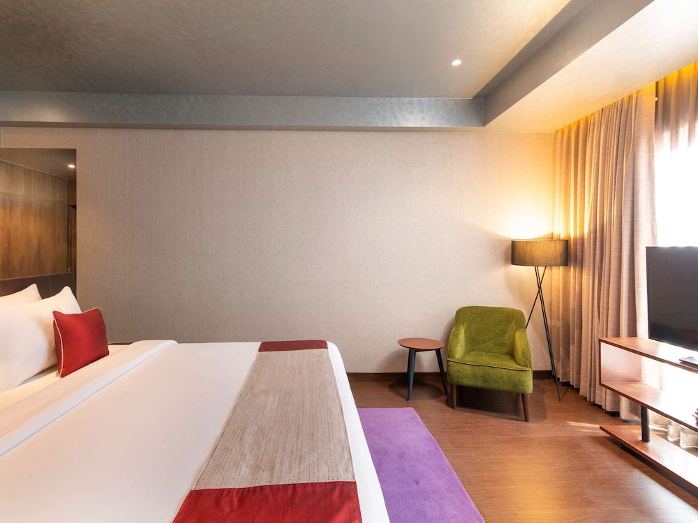 DELUXE, KING BED