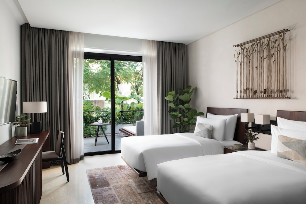 Treeline Urban Resort 18/48