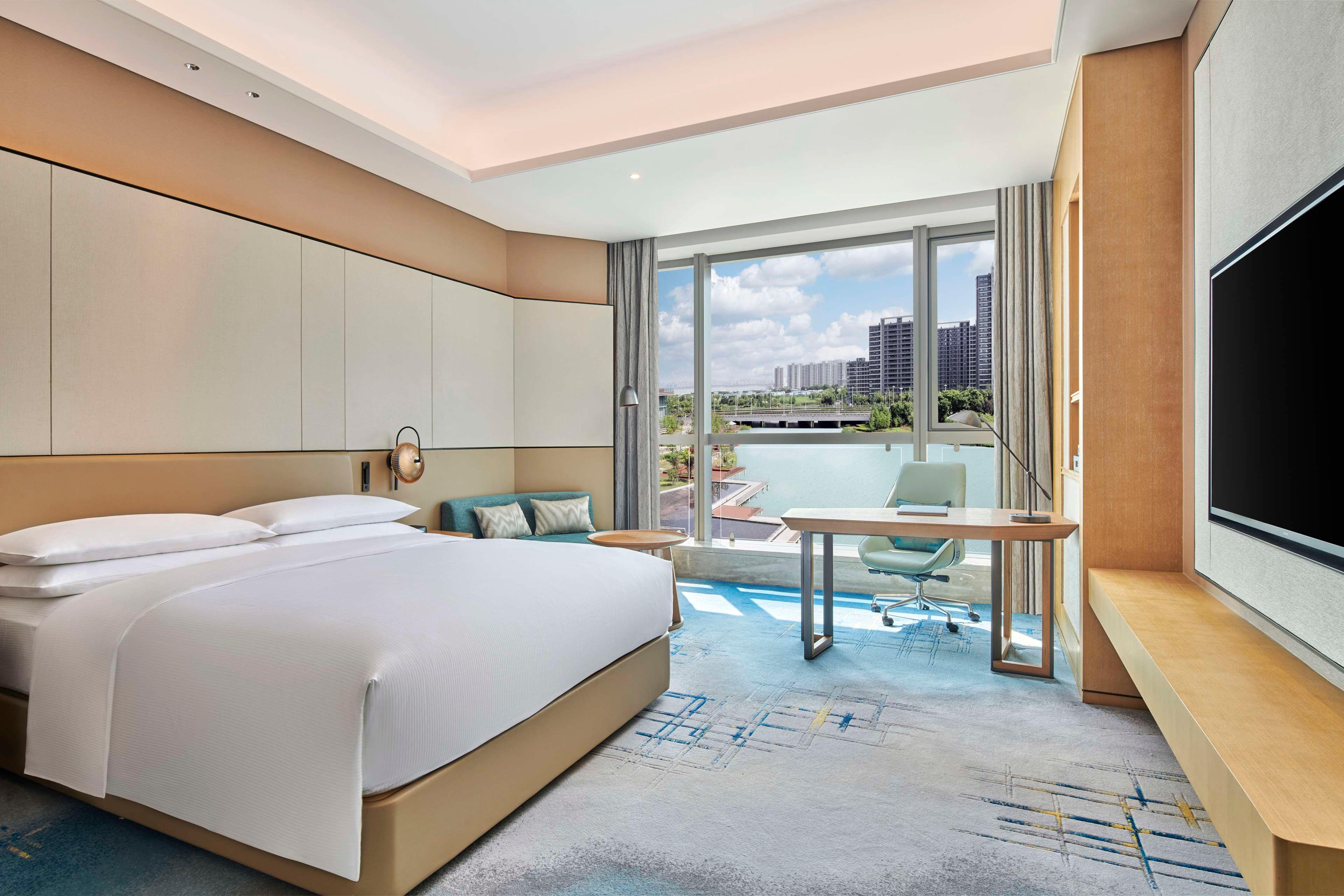 DELUXE, KING BED, RIVER VIEW
