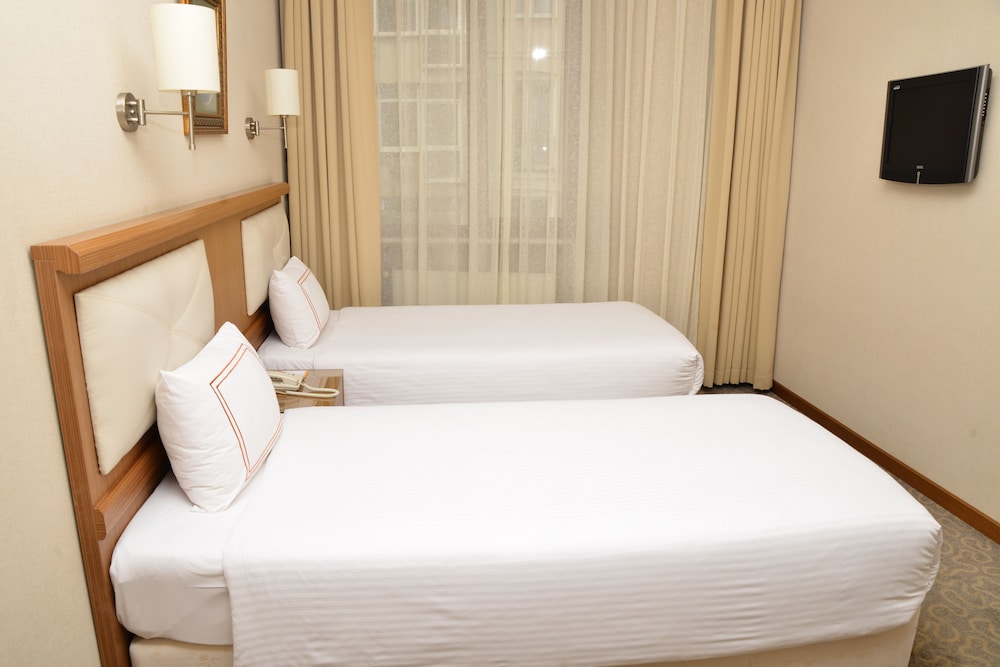 ROOM, TWIN BEDS