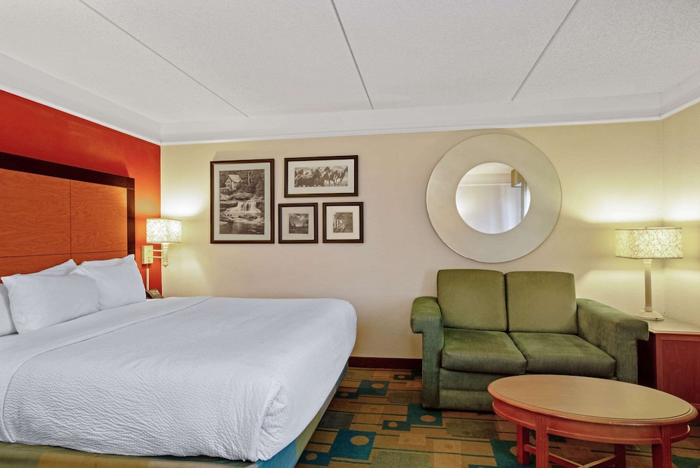 La Quinta Inn Suites Winston Salem 32/64