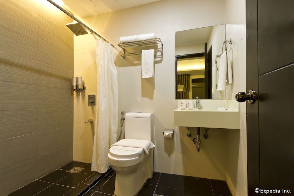 Castle Peak Hotel 24/71