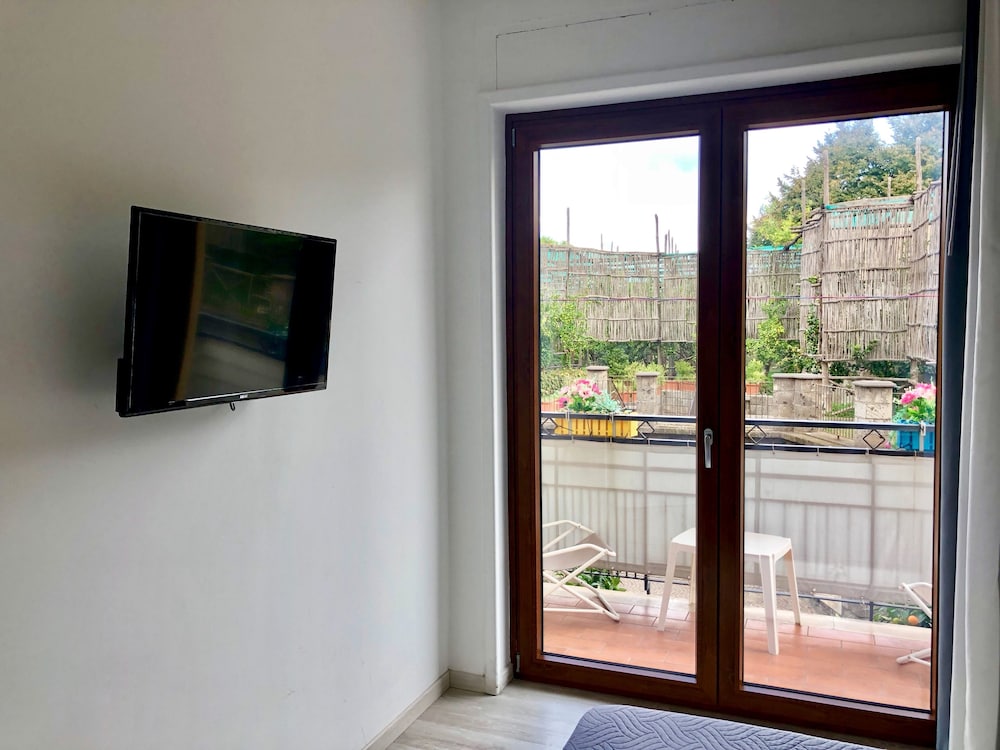 Flower Suites Sorrento 4/39
