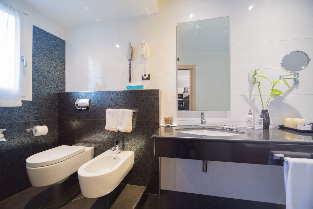 Diamond, Junior Suite, Double Bed, Sofa, Touring Hotel Bologna 4/5