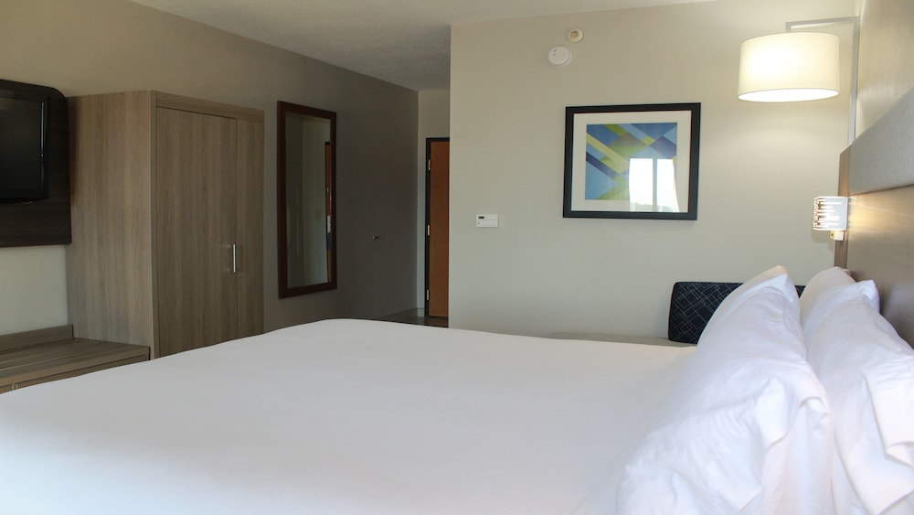 Holiday Inn Express & Suites Hope Mills Fayetteville Airport 17/37
