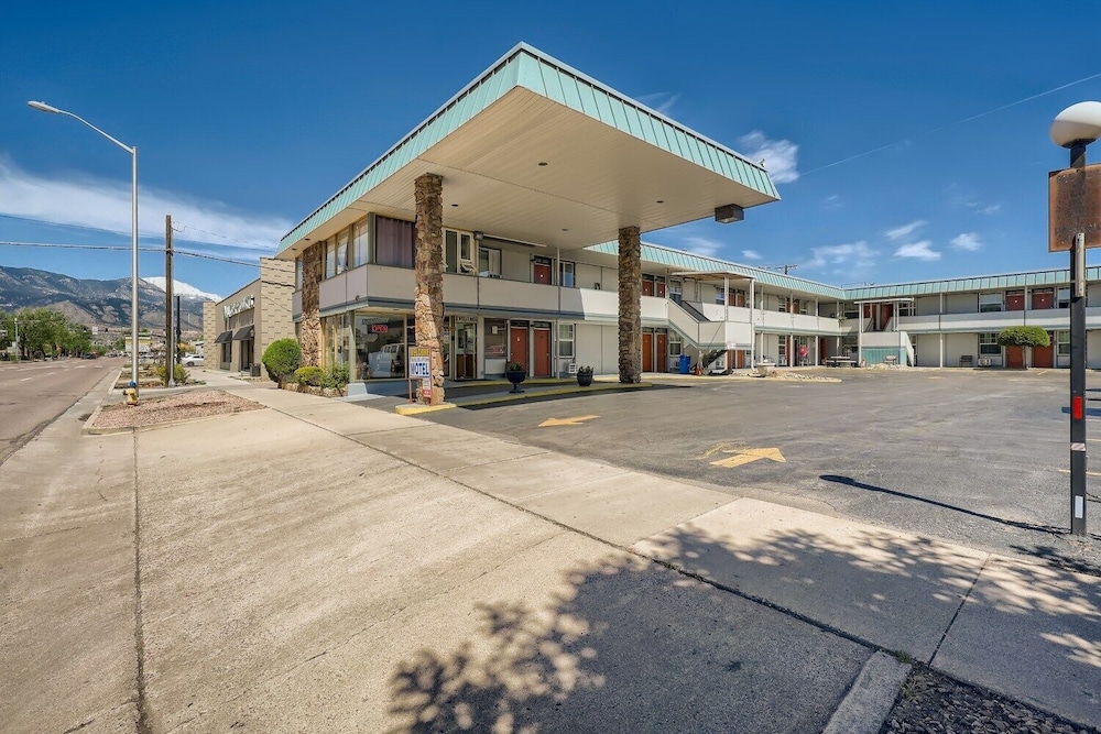 Travelers Uptown Motel 1/54