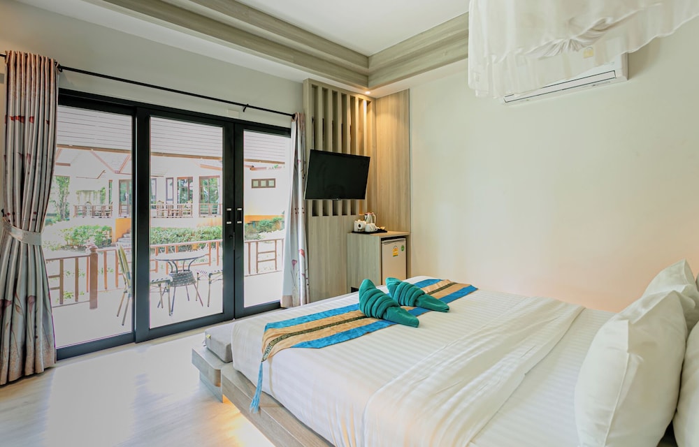 Tonsai Bay Resort 11/50