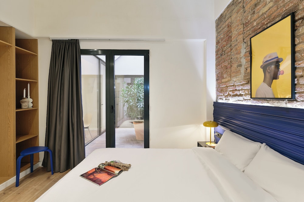 ROOM, QUEEN BED