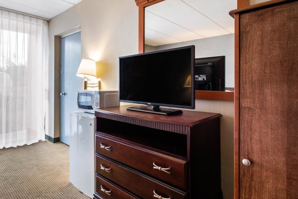 Quality Inn West Springfield 13/48