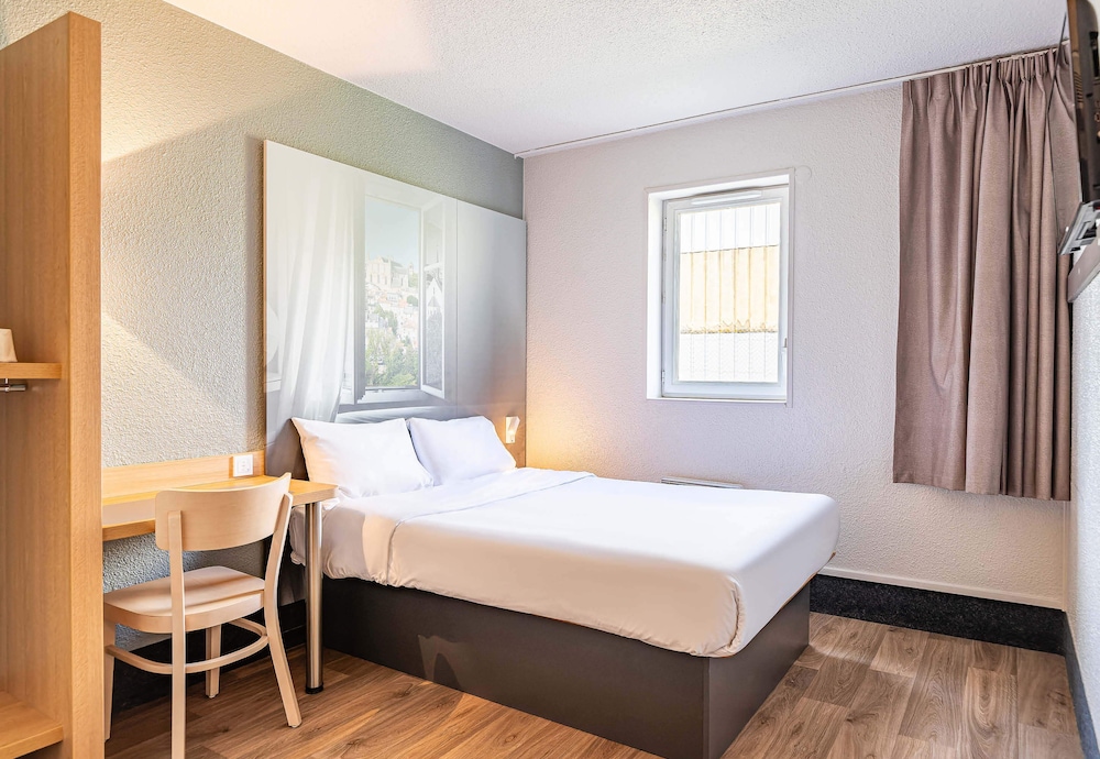 غرفة بسرير مزدوج لذوي الإعاقة