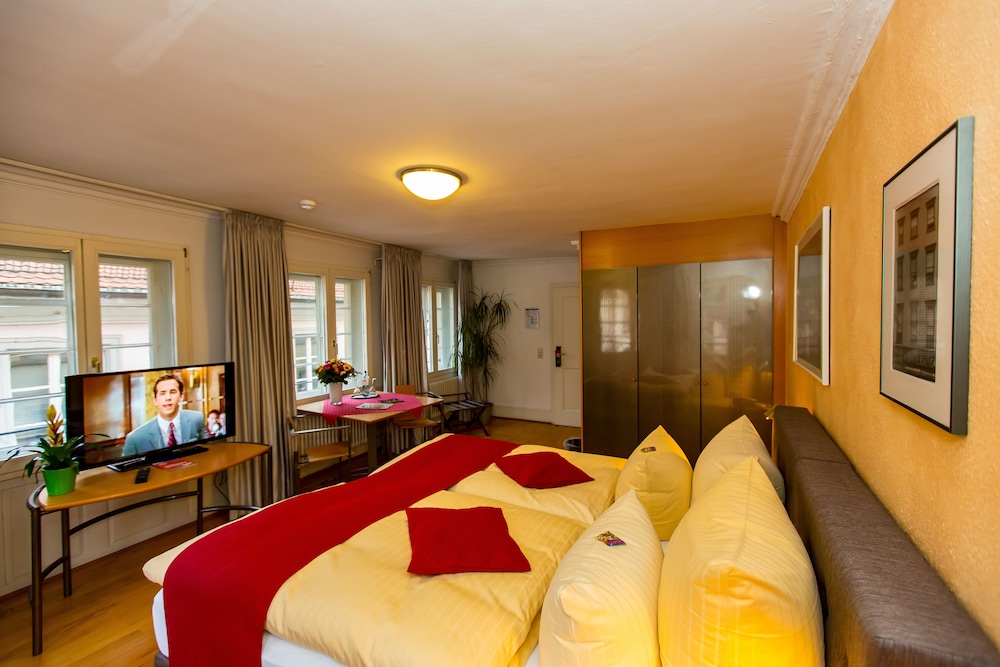 ROOM, DOUBLE BED