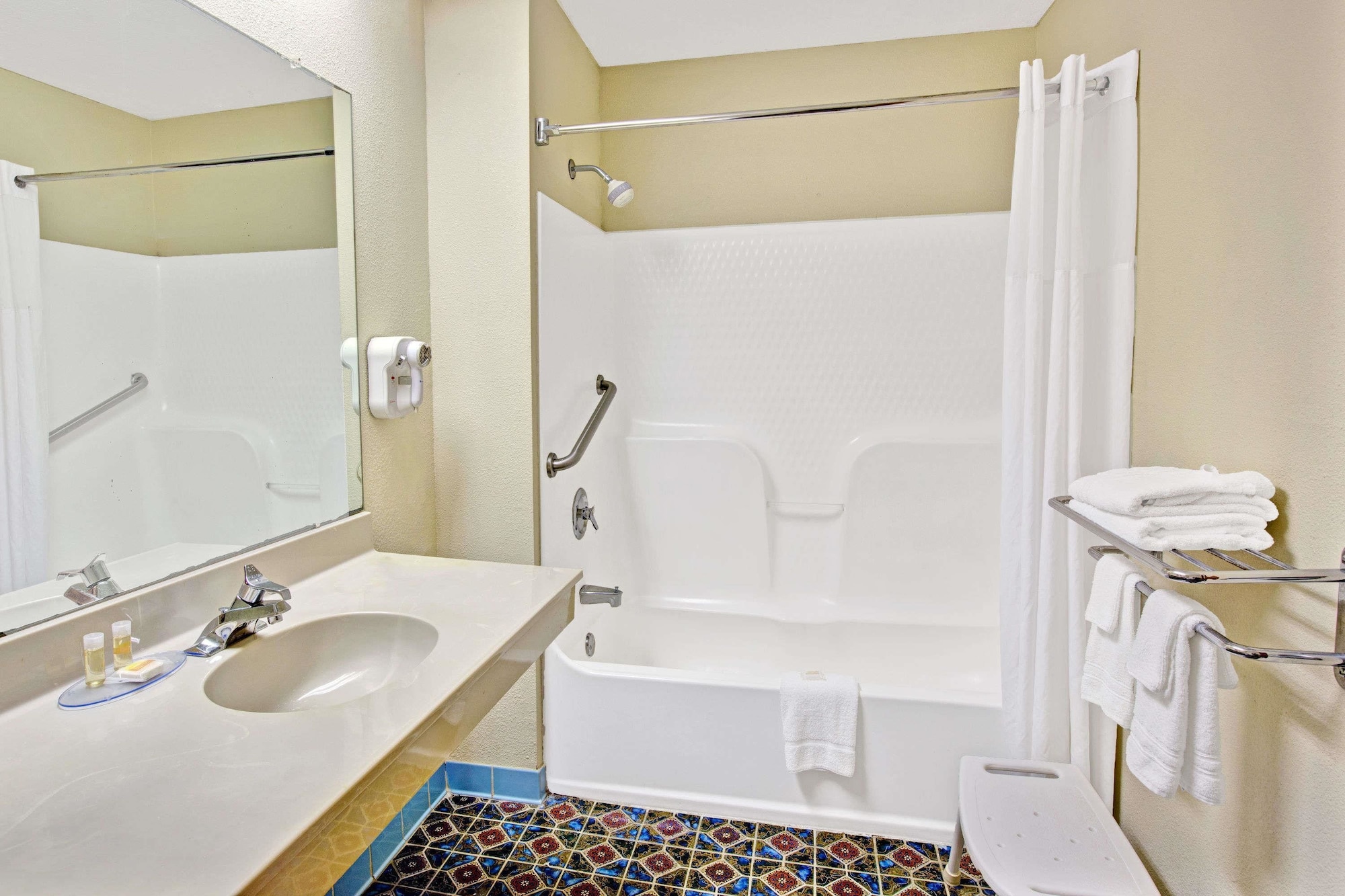 غرفة قياسية بسرير كينج، Days Inn by Wyndham Mooresville Lake Norman 4/4