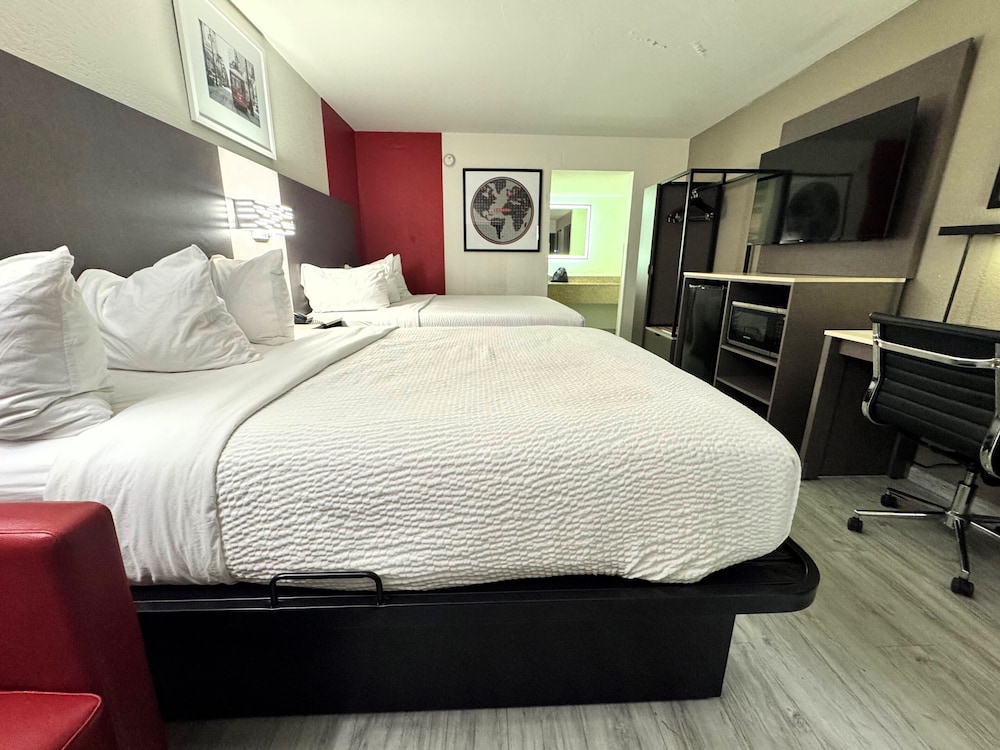 Room, 2 Queen Beds, Exterior Entrance، Ramada By Wyndham Tuscaloosa 6/10