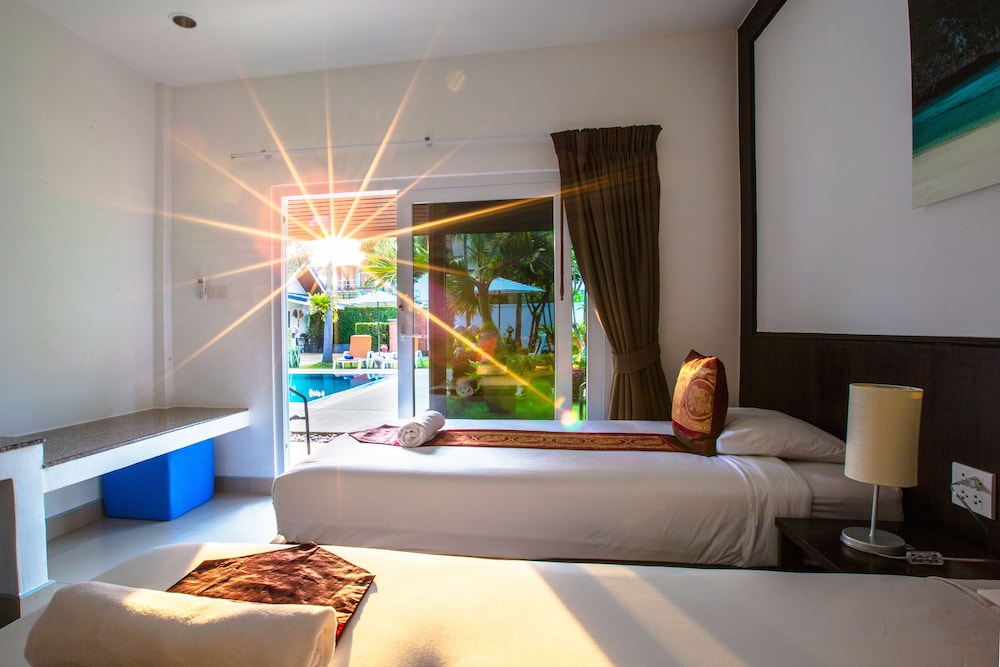 Phuket Airport Hotel 35/74