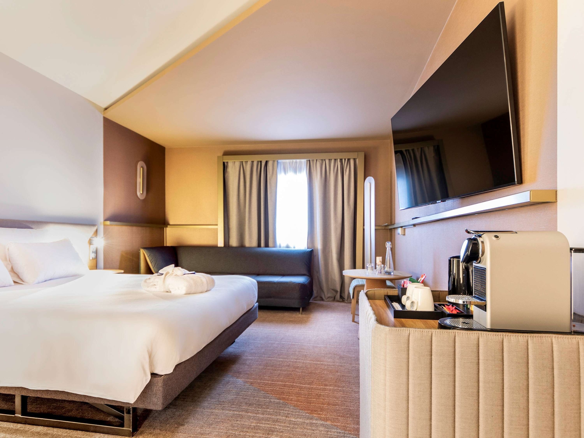 غرفة تنفيذية بسرير مزدوج مع أريكة، Novotel Paris Orly Rungis 4/10