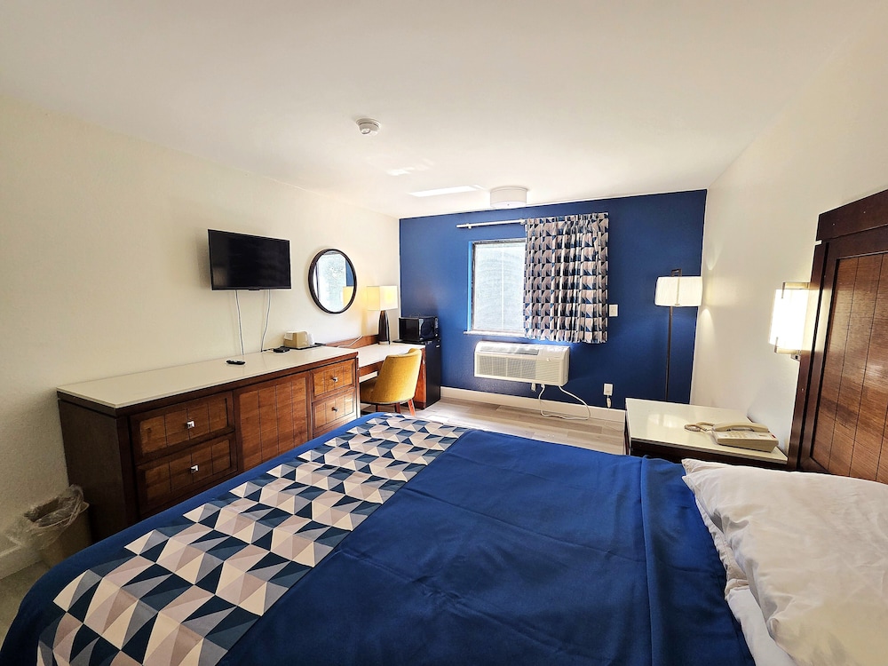 غرفة سوبيريور بسرير كينج للمدخنين، Economy 7 Inn Chesapeake - Portsmouth 6/10