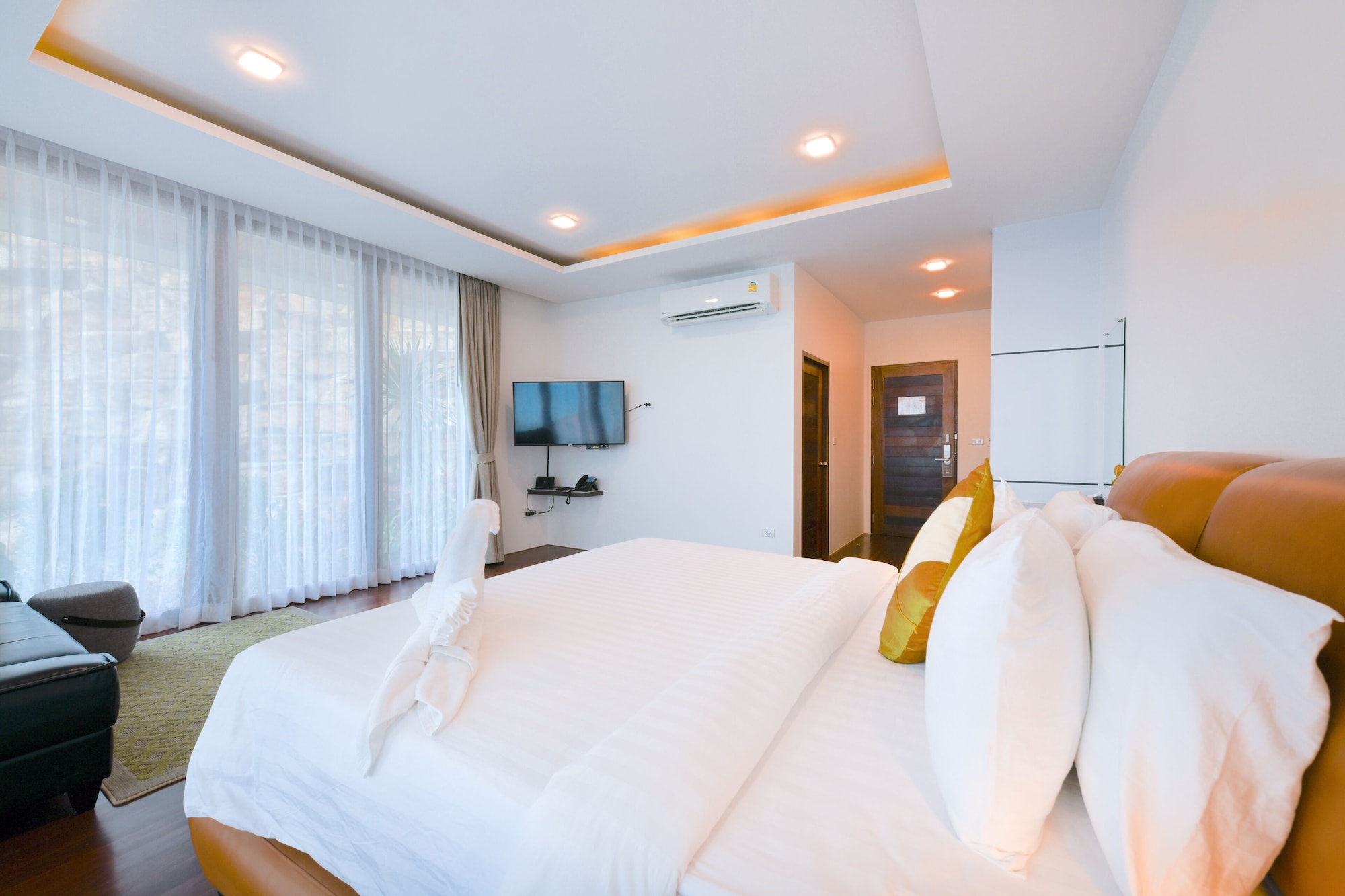 DELUXE, OCEAN VIEW, JETTED TUB