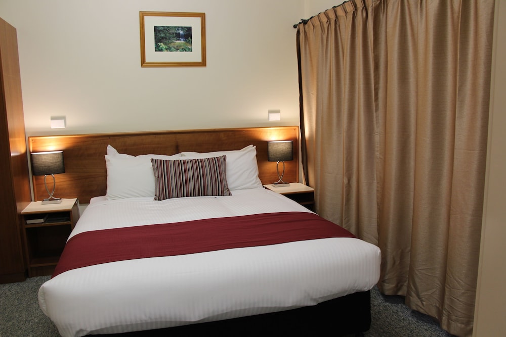 PIONEER WAY MOTEL 6/55