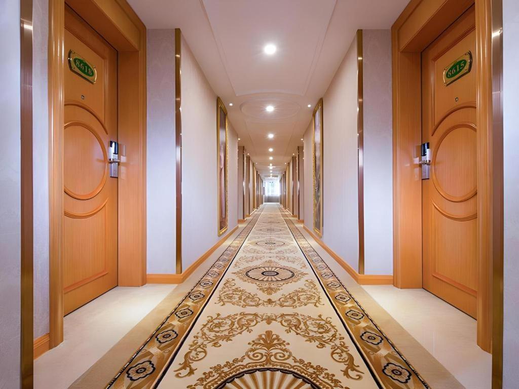 Vienna Hotel (Shenzhen Longhua Dalang Clothing Base) 46/54