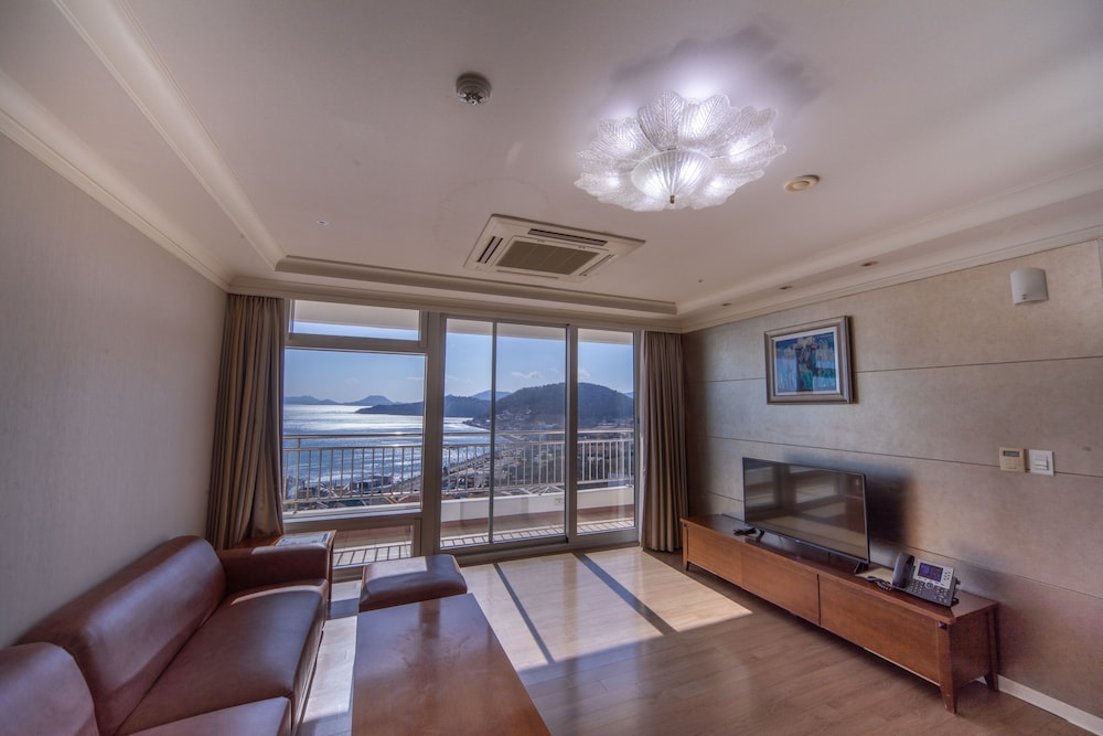 The Ocean Hotel 20/50