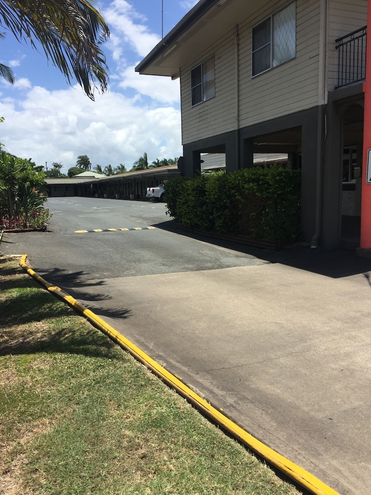 Country Plaza Motor Inn 1/28